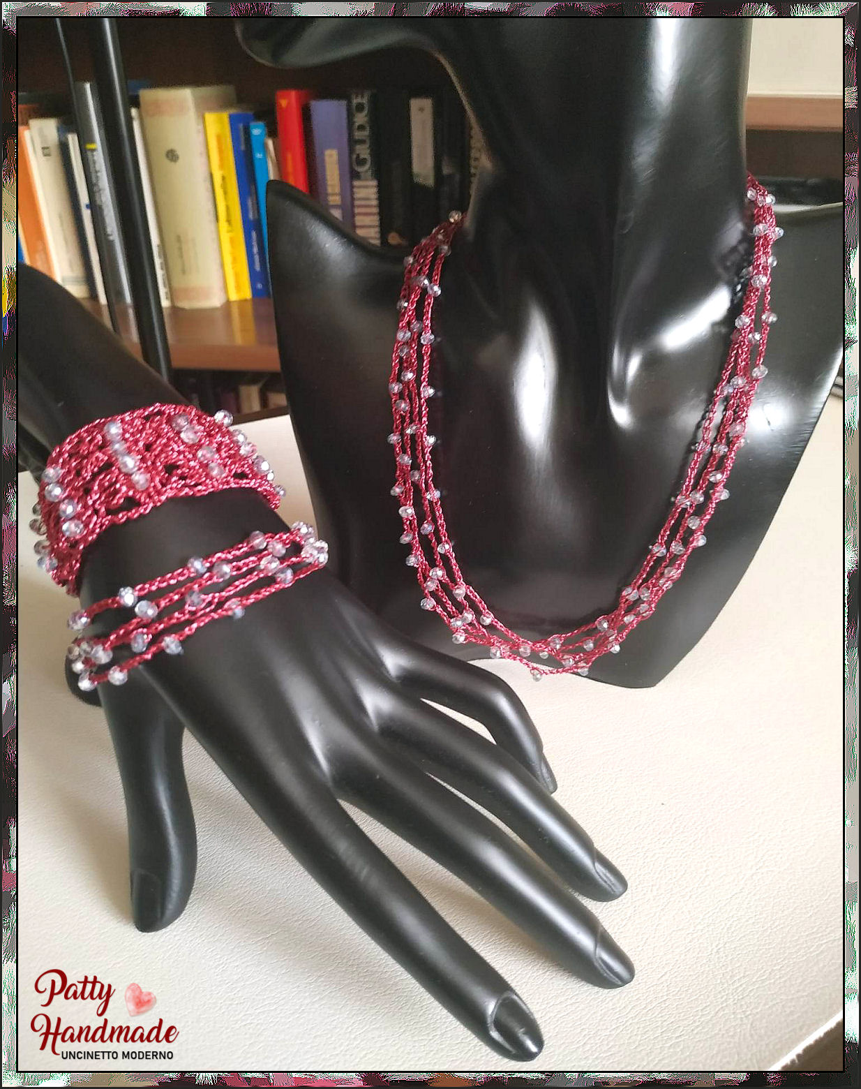 Set di collana e due bracciali realizzati ad uncinetto