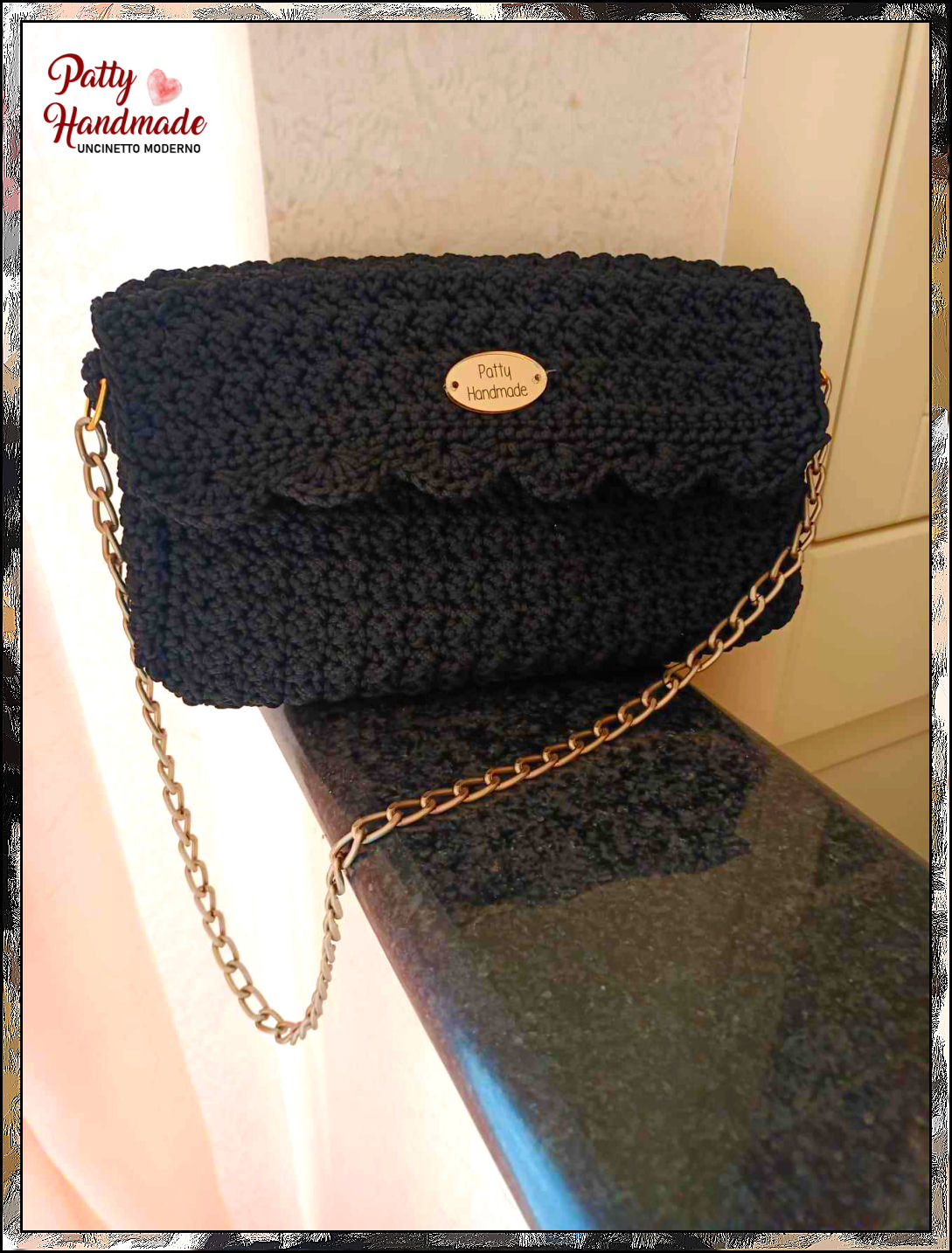 Pochette realizzata ad uncinetto con cordino nero