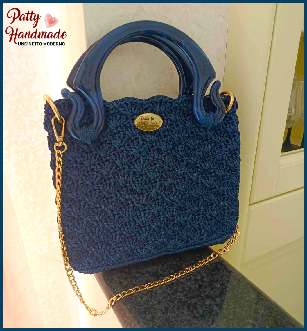 Borsa a mano realizzata ad uncinetto in cordino color blu notte