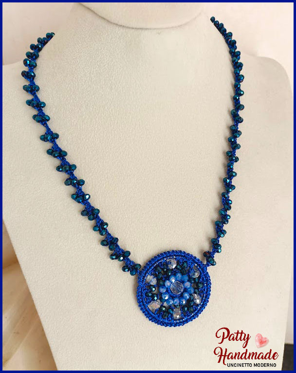 Collana con ciondolo realizzata interamente a mano ad uncinetto in filato gioiello blu e cristallini