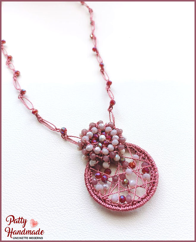 Collana con ciondolo “TISSAIA” realizzata ad uncinetto