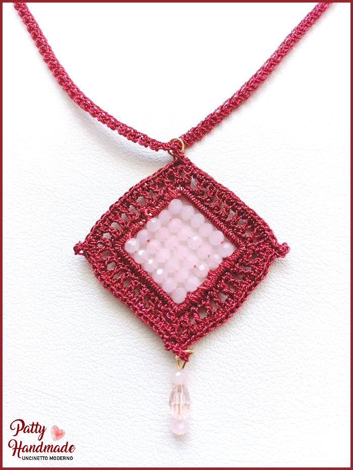 Collana “TESSY” realizzata ad uncinetto con ciondolo