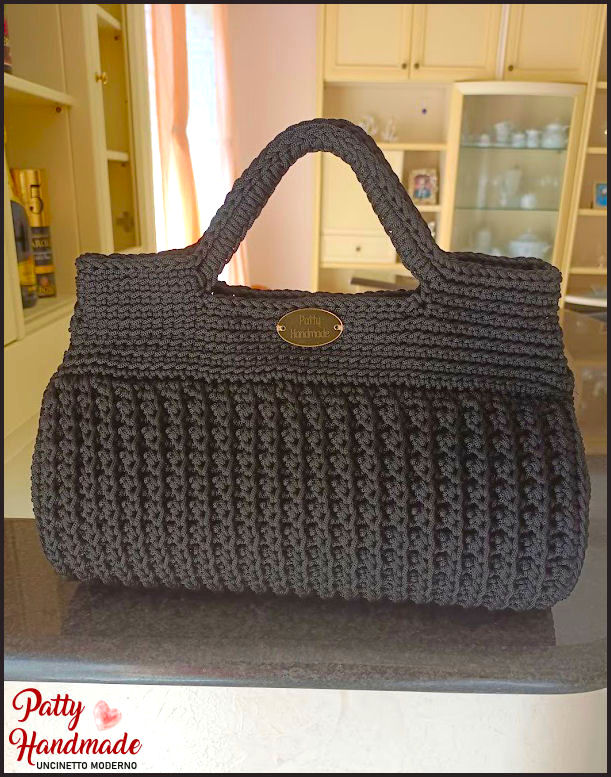Borsa a mano in cordino nero realizzata ad uncinetto