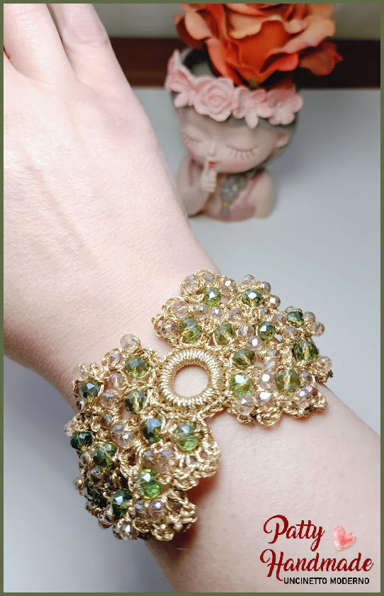 Bracciale ELOISE realizzato ad uncinetto in filato gioiello color oro e mezzi cristalli