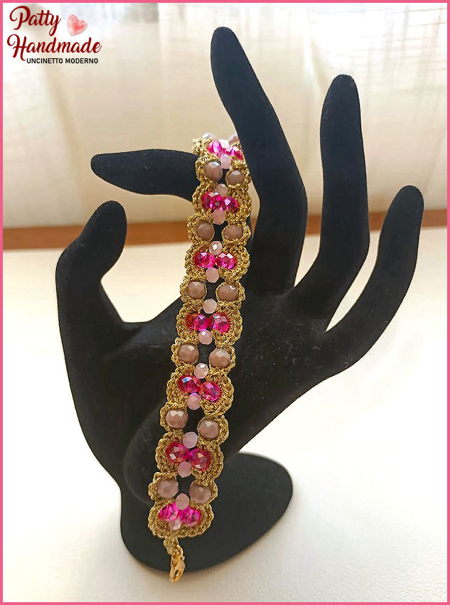 Bracciale realizzato ad uncinetto con filato gioiello color oro e cristallini