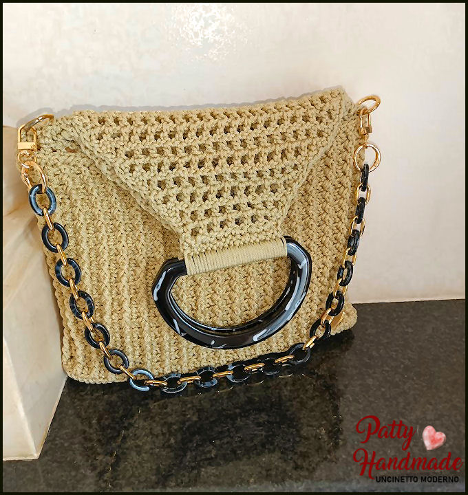 Borsa realizzata ad uncinetto in color crema, doppio modello